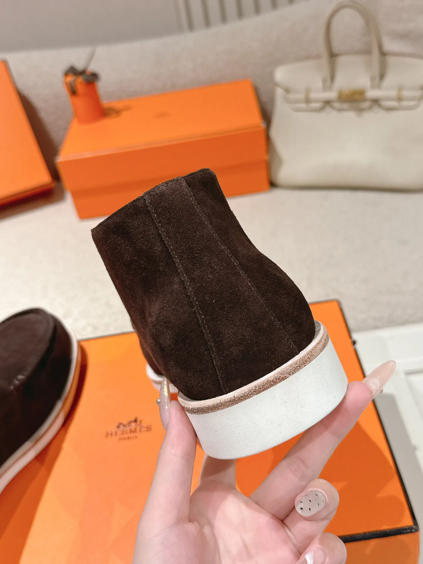 Men's Men's Shoes 660💰 Hermes men's size #26ss calfskin derby shoes, decorated with signature "H Diamant" details for a stylish and casual style. Fabric: Cow suede Lining: Mixed sheep lining Outsole: Genuine leather welt + original TPU Bottom thickness: 3CM Code number: 39-45 (customized at 46.47)